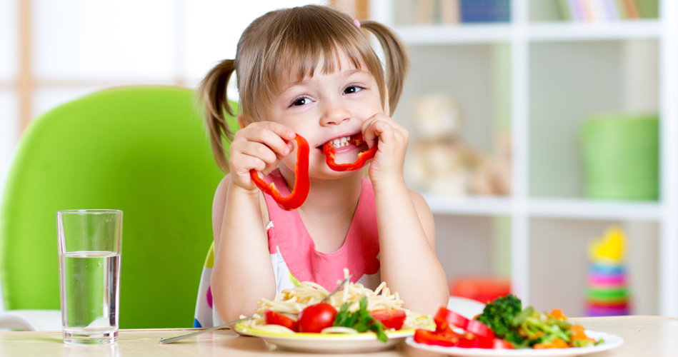 How young children use their sense of touch to explore food - Babies