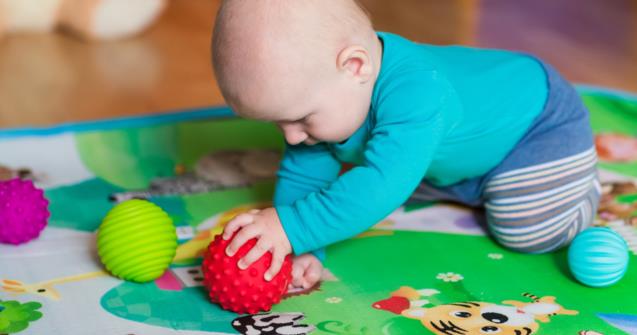 Exploring objects with different senses - Babies and toddlers - Educatall