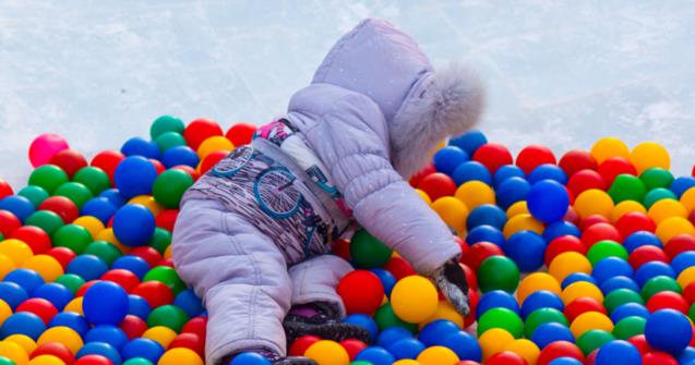 How to play with balls during winter - Babies and toddlers - Educatall