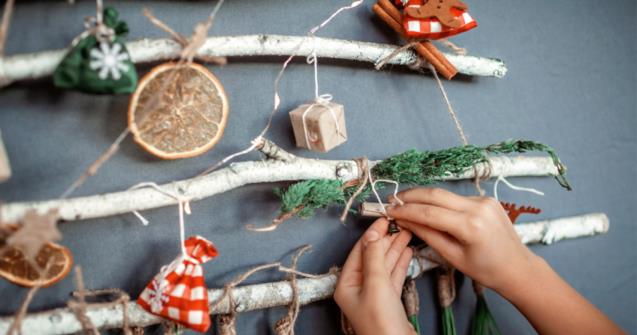 Tiny Xmas trees with unique garlands and decorations  - Extra activities - Educatall