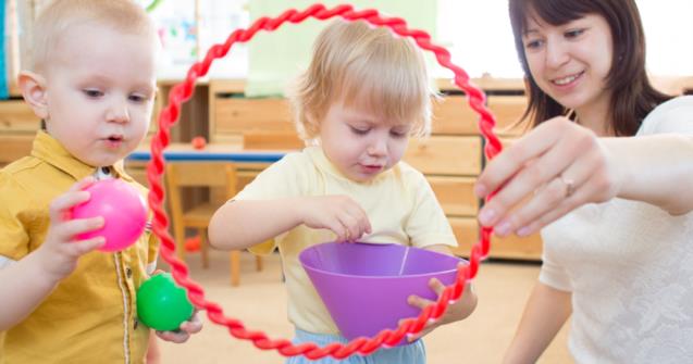 Wintertime hula hoop fun - Babies and toddlers - Educatall